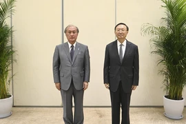 Ông Takeo Akiba (trái) và ông Dương Khiết Trì (phải). Ảnh: AFP