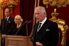 Vua Charles III có bài phát biểu trong buổi lễ tấn phong. Ảnh: CNN 