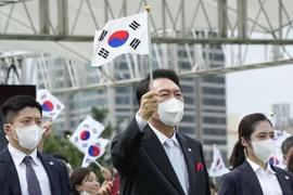 Tổng thống Hàn Quốc Yoon Suk-yeol (giữa). Ảnh: Ahn Young-joon/AP