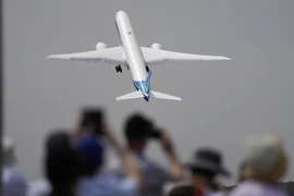 EU nhất trí về kế hoạch yêu cầu các hãng hàng không sẽ phải trả tiền cho giấy phép phát thải carbon dioxide đối với các chuyến bay bên trong khối này. Ảnh: Frank Augstein/AP
