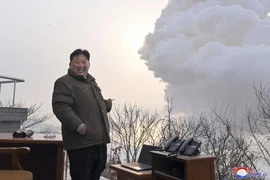 Ông Kim Jong-un giám sát vụ thử nghiệm động cơ nhiên liệu rắn lực đẩy cao hôm 15-12. Ảnh: KCNA 