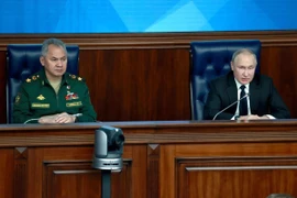 Tổng thống Nga Vladimir Putin (phải) và Bộ trưởng Quốc phòng Sergei Shoigu. Ảnh: Sergei Fadeichev/SPUTNIK