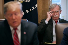 Cựu Cố vấn an ninh quốc gia Mỹ John Bolton (phía sau) và cựu Tổng thống Donald Trump. Ảnh: Chip Somodevilla/GETTY IMAGES