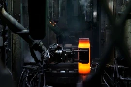 Đạn pháo 155 mm được đúc bên trong nhà máy đạn dược lục quân Scranton. Ảnh: CNN
