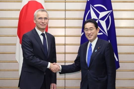 Tổng thư ký NATO Jens Stoltenberg (trái) và Thủ tướng Nhật Fumio Kishida hồi tháng 1-2023. Ảnh: VĂN PHÒNG THỦ TƯỚNG NHẬT