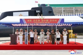 Chùm ảnh: Ông Kim Jong-un dự lễ hạ thuỷ tàu ngầm tấn công hạt nhân đầu tiên của Triều Tiên