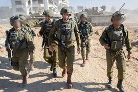 Trung tướng Herzi Halevi - Tham mưu trưởng Lực lượng Phòng vệ Israel (giữa) tới Dải Gaza hôm 16-11. Ảnh: LỰC LƯỢNG PHÒNG VỆ ISRAEL