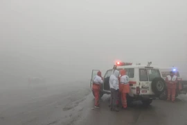 VIDEO: Đội cứu hộ vượt sương mù tìm chiếc trực thăng chở tổng thống Iran