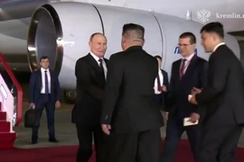 VIDEO: Ông Kim Jong-un ra sân bay đón ông Putin