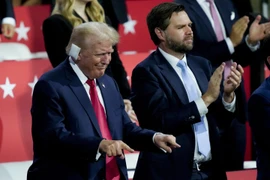 ẢNH: Ông Trump dự đại hội toàn quốc đảng Cộng hòa, tai đeo băng gạc