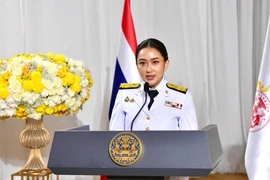 Nhà vua Thái Lan phê chuẩn con gái ông Thaksin làm thủ tướng