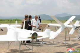 Chùm ảnh: Ông Kim Jong-un giám sát cuộc thử nghiệm máy bay không người lái