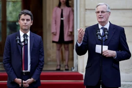 Ông Macron bổ nhiệm thủ tướng Pháp lớn tuổi nhất 