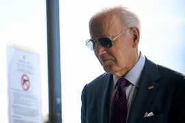 VIDEO: Ông Biden đi bỏ phiếu sớm, bầu cho bà Harris