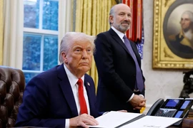 Ông Trump quyết định hoãn áp thuế Canada, Mexico 