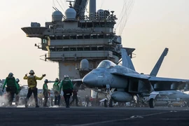 Tiêm kích F/A-18 Super Hornet rơi từ tàu sân bay Mỹ xuống Biển Đỏ