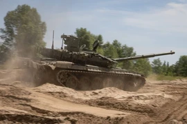 VIDEO: Nga chuyển dàn xe tăng chủ lực sang chiến trường Ukraine dịp Ngày Chiến thắng