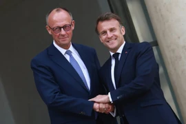 Thủ tướng Đức Friedrich Merz bắt tay với Tổng thống Pháp Emmanuel Macron trước Điện Elysee vào tháng 5. 