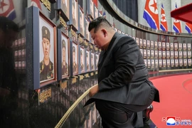 CHÙM ẢNH: Ông Kim Jong-un dự lễ khen thưởng binh sĩ Triều Tiên chiến đấu ở nước ngoài