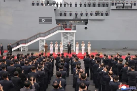 CHÙM ẢNH: Ông Kim Jong-un thăm chiến hạm 5.000 tấn đầu tiên của Triều Tiên