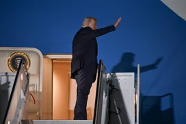 Ông Trump đổi máy bay đến Davos sau khi chuyên cơ Air Force One phải quay đầu vì sự cố