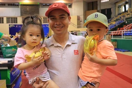 Nghỉ bán vé số 1 ngày đi "siêu thị mini 0 đồng" 