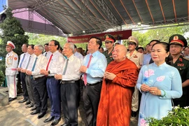 Đoàn lãnh đạo Đảng, Nhà nước, TP.HCM dâng hương tưởng niệm cụ Huỳnh Tấn Phát