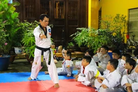 Lớp võ miễn phí rộn rã tiếng cười ngày cuối tuần