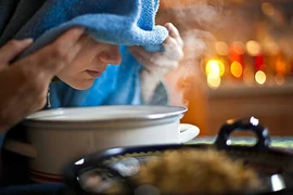 Có nên xông mũi bằng lá cây, thảo dược trị bệnh hô hấp?