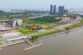Người dân TP.HCM đến Công viên bờ sông Sài Gòn tận hưởng không gian xanh 