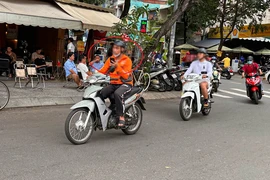Tai nạn giao thông chực chờ khi vừa lái xe vừa sử dụng điện thoại