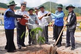 Đoàn đại biểu TP.HCM thực hiện nhiều hoạt động ý nghĩa tại Côn Đảo 