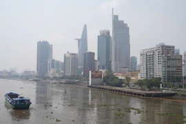 Nhiều nơi tại TP.HCM chìm trong sương mù 