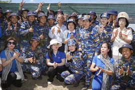 Quỹ học bổng Vừ A Dính thăm, tặng quà chiến sĩ Lữ đoàn 101, Vùng 4 Hải quân