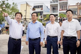 Chủ tịch UBND TP.HCM Nguyễn Văn Được thị sát nhà ven kênh rạch tại quận 8