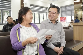 Chùm ảnh ông Nguyễn Thanh Nghị khảo sát sự hài lòng của dân khi làm thủ tục tại phường 