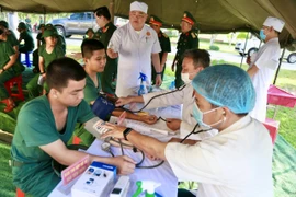 Sư đoàn 9 tiêm vắc xin phòng bệnh cho chiến sĩ mới