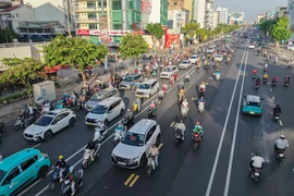 Hình ảnh đường Cộng Hòa được tháo dỡ dải phân cách cứng để chuẩn bị lưu thông 3 chiều