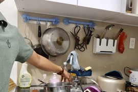 Nhiều hộ dân chung cư Ricca đã có nước sinh hoạt trở lại 