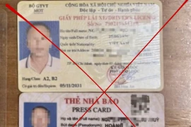 Dùng giấy phép lái xe giả mua trên mạng để đối phó với CSGT, vi phạm gì?