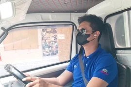 Có được đeo tai nghe khi điều khiển xe ô tô?