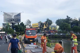 Nhanh chóng sửa chữa, khôi phục nguyên trạng lan can đứt gãy đoạn kênh Nhiêu Lộc 