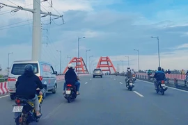 Xe máy ngang nhiên đi vào làn ô tô trên đường Phạm Văn Đồng