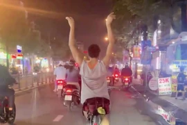 Người đàn ông "yêu đời" lái xe đạp buông hai tay có thể bị xử phạt