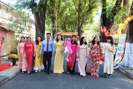 Bệnh nhi, bác sĩ Bệnh viện Nhi Đồng 2 xúng xính bên đường hoa xuân