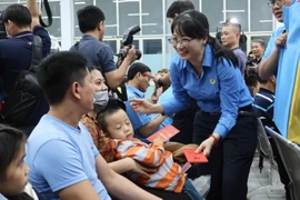 Chuyến tàu mùa Xuân: Sau 10 năm, tôi mới được về quê ăn Tết
