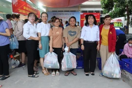 Ấm áp phiên chợ nghĩa tình