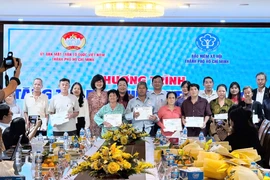 TP.HCM: Ấm áp chương trình 'Tặng thẻ BHYT năm 2026'