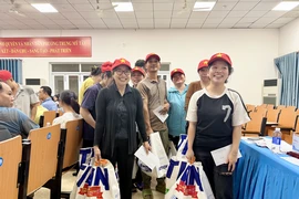 TP.HCM: Phường Trung Mỹ Tây trao quà Tết cho người lao động có hoàn cảnh khó khăn