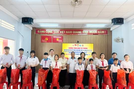Chung tay mang Tết đến với học sinh, người dân khó khăn tại Đồng Tháp